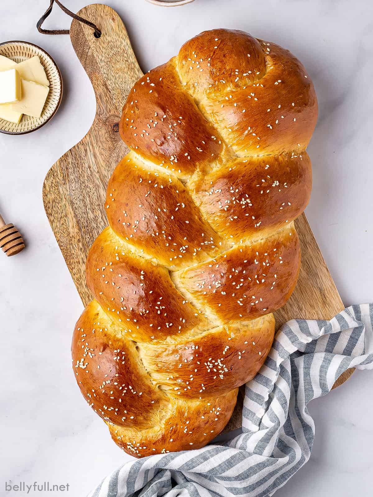 זוג חלות מתוקות עם שומשום 